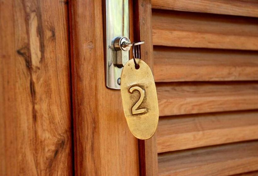 بانگلوی سوپریور, Auberge De La Table