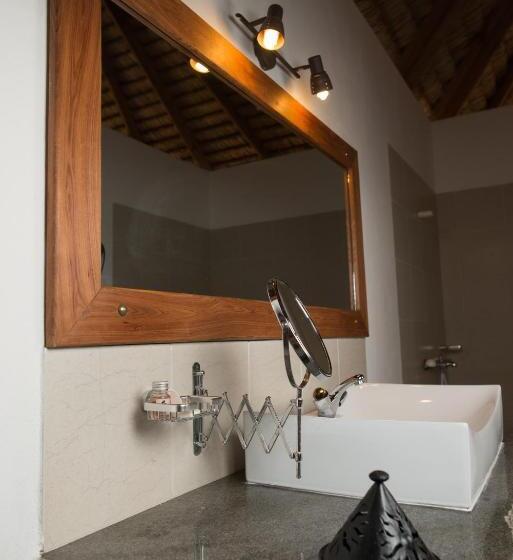 بانگلوی سوپریور, Auberge De La Table