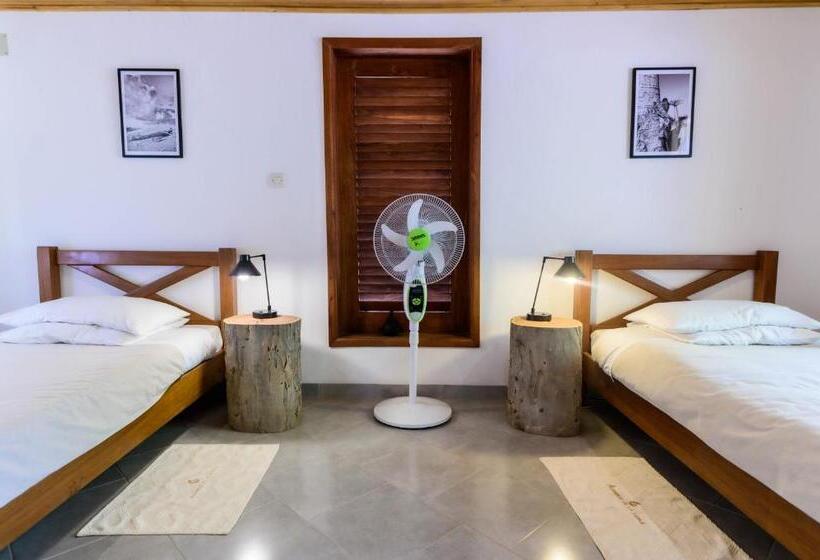 بنگله خانوادگی, Auberge De La Table