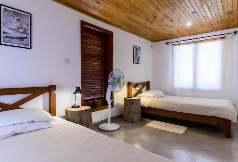 بنگله خانوادگی, Auberge De La Table