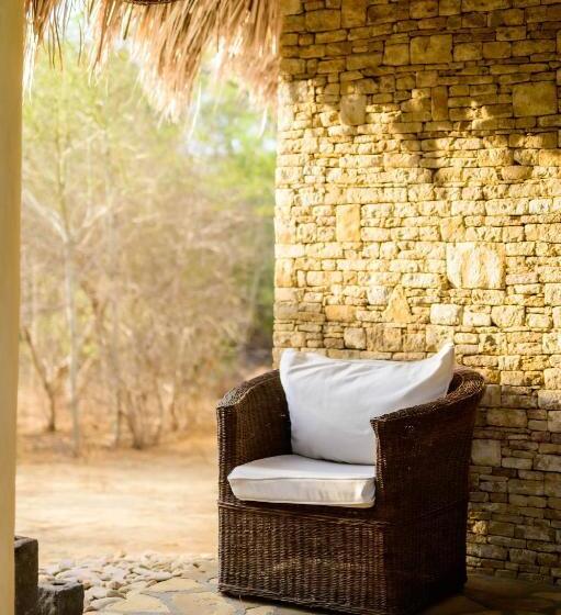 بانگلوی سوپریور, Auberge De La Table