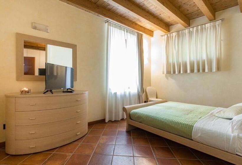 스탠다드 룸, Fontanile Relais   Valcalepio Lounge