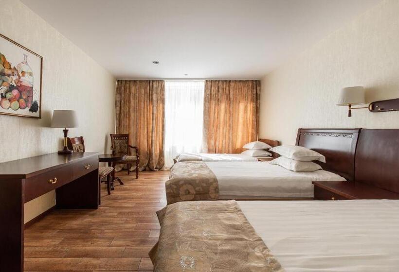 חדר אקונומי לשלושה, Yagoda Malina