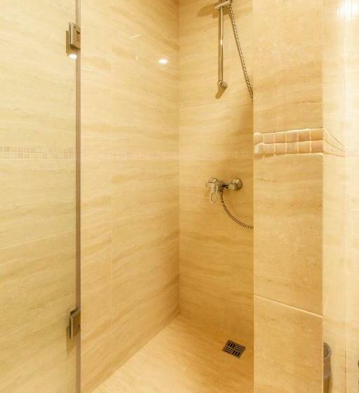 חדר אקונומי לשלושה, Yagoda Malina