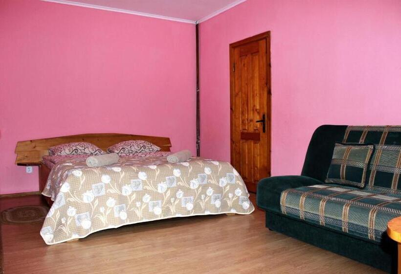 Comfort Room, три брати