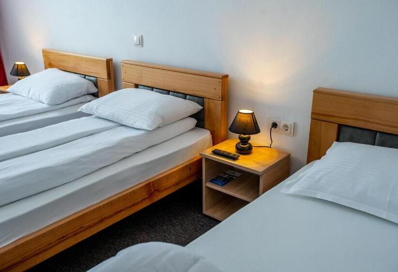 Трехместный Номер Классика, Pensiune Perla