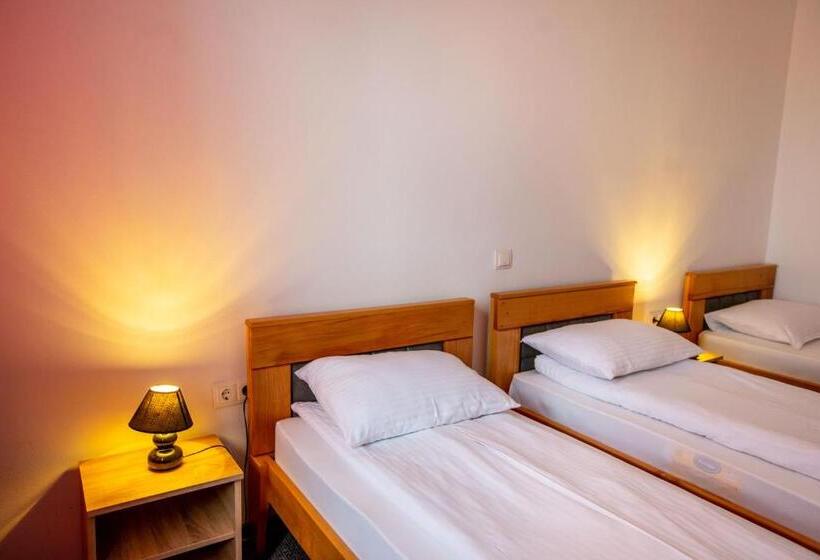 Трехместный Номер Классика, Pensiune Perla