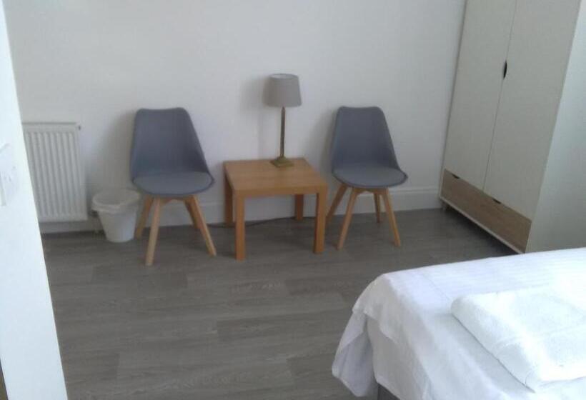 Quarto Triplo Clássico, Clifton Hotel & Bar Newcastle
