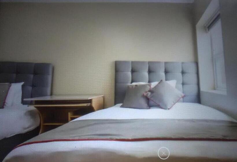 اتاق استاندارد چهار تخته, Clifton Hotel & Bar Newcastle