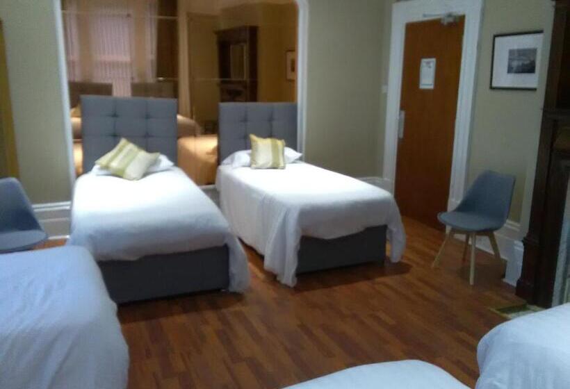 Quarto Familiar, Clifton Hotel & Bar Newcastle