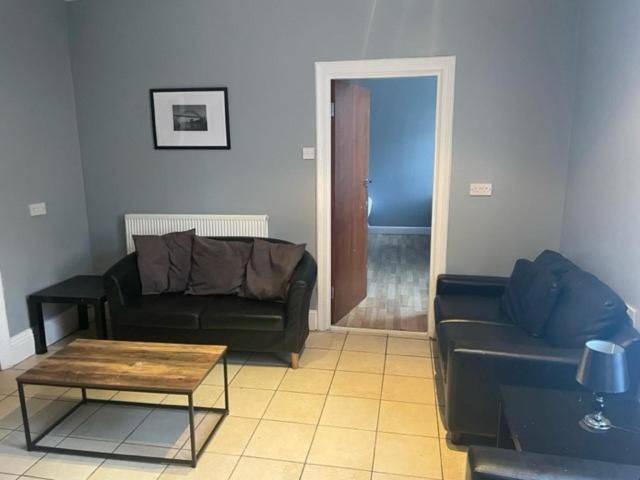 استودیوی استاندارد, Clifton Hotel & Bar Newcastle