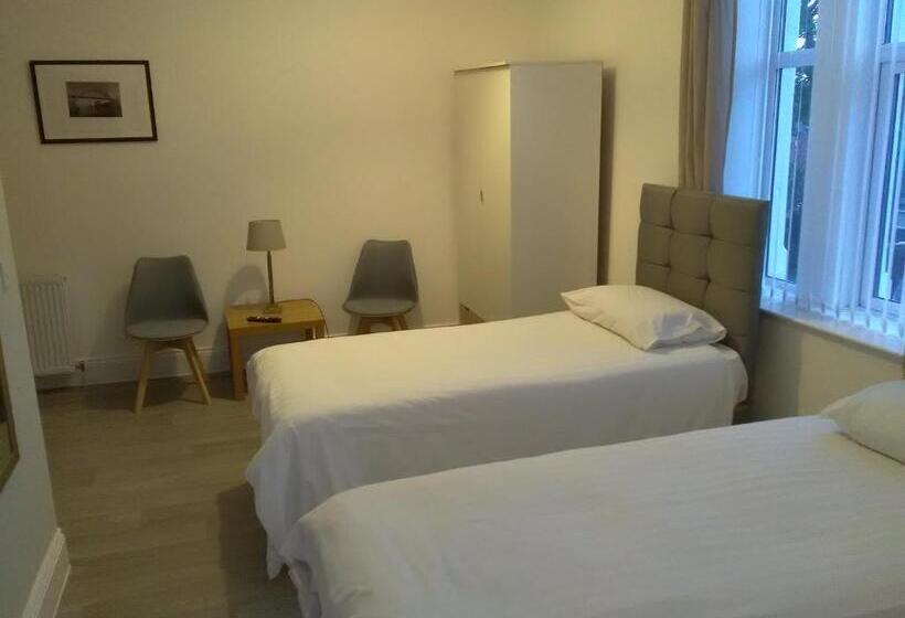استودیوی استاندارد, Clifton Hotel & Bar Newcastle