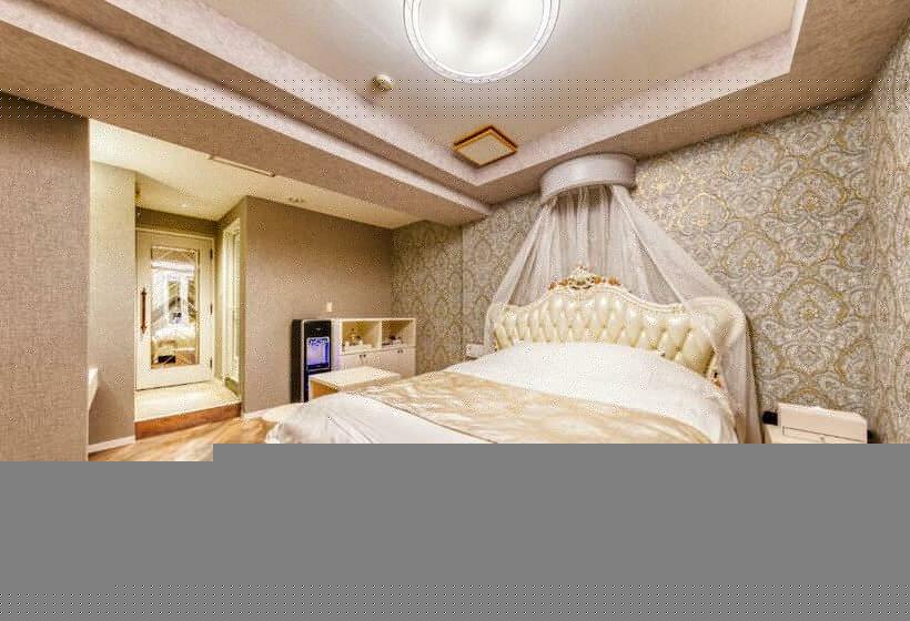 חדר דלוקס, Luna Ibaraki