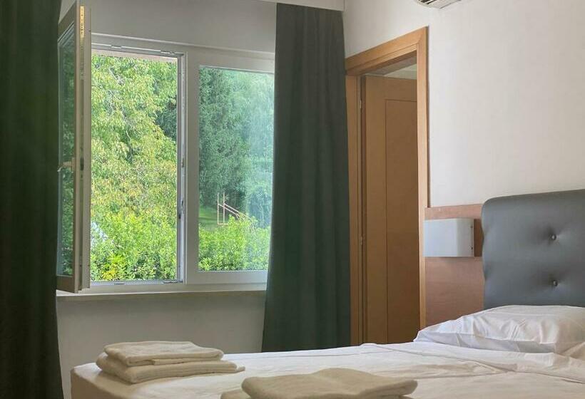 חדר קומפורט לשלושה, Riviera