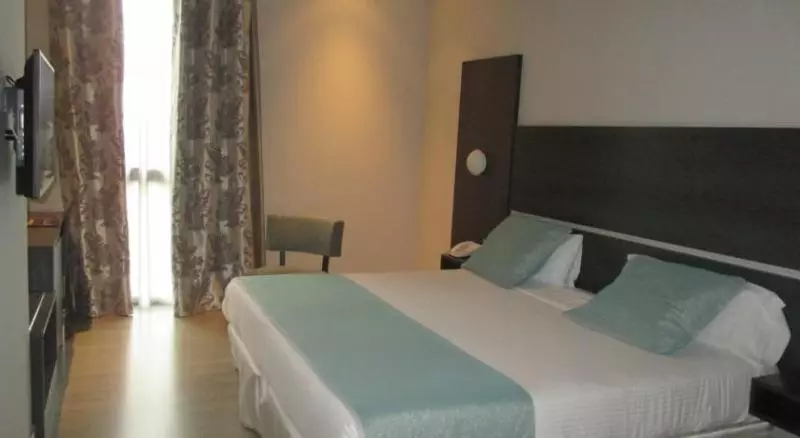 Standard Neljän Hengen Huone, Ciudad De Ponferrada, Ascend Hotel Collection