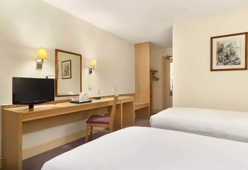 ２ダブルベッドのスタンダードルーム, Days Inn By Wyndham Sevenoaks Clacket Lane