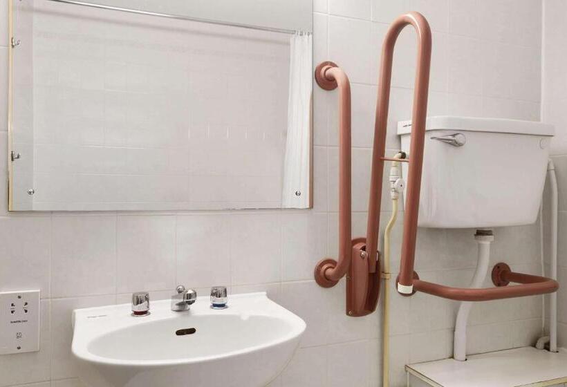 Номер Стандарт Адаптированный для Инвалидов, Days Inn By Wyndham Sevenoaks Clacket Lane