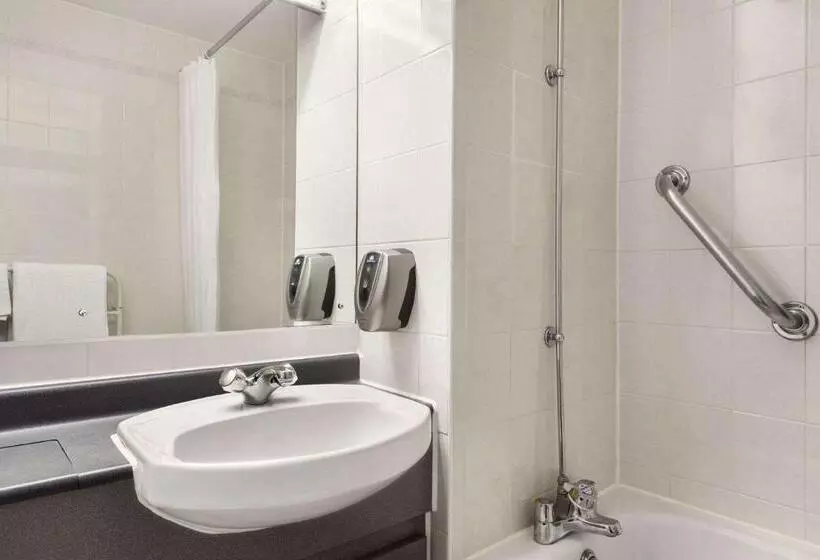 ２ダブルベッドのスタンダードルーム, Days Inn By Wyndham Sevenoaks Clacket Lane