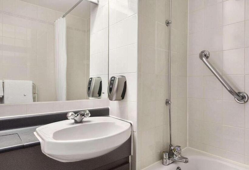 ２ダブルベッドのスタンダードルーム, Days Inn By Wyndham Sevenoaks Clacket Lane