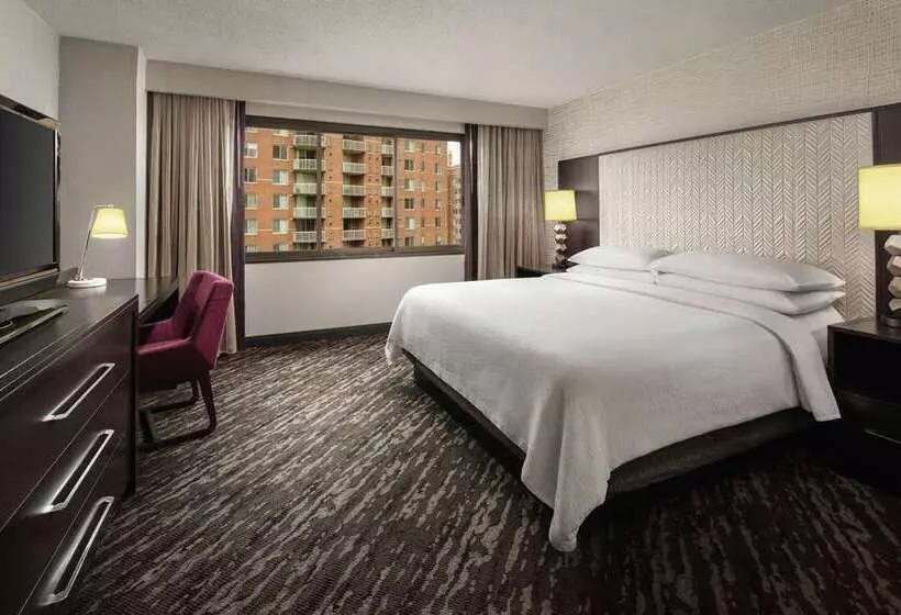 سوئیت با تخت بزرگ, Embassy Suites By Hilton E Peoria Riverfront Conf Center