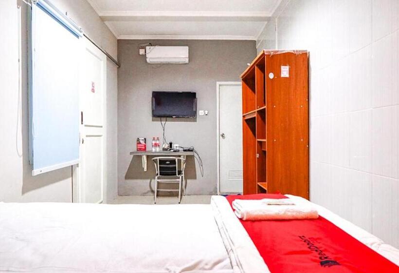 Номер Economy, Reddoorz @ Citraland Surabaya