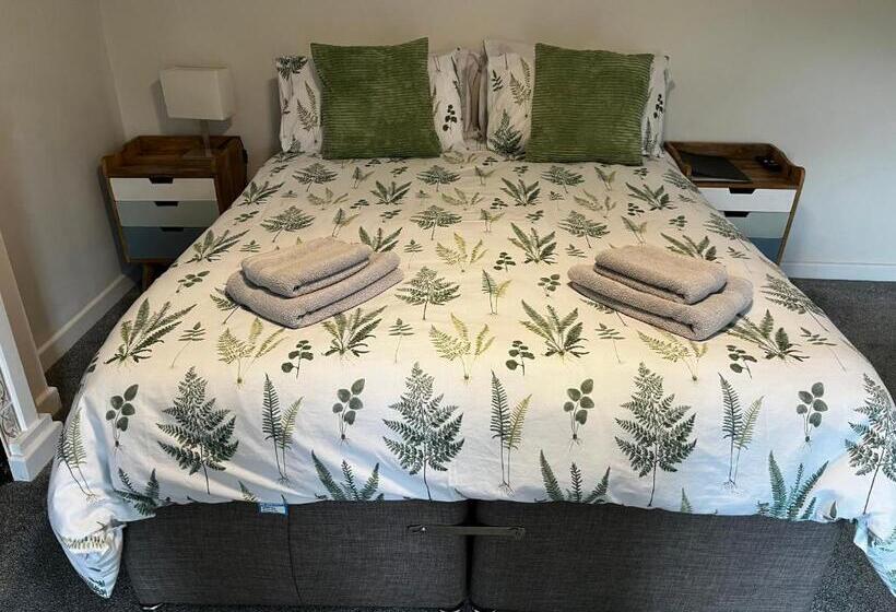 Camera Standard, The New Wheel Inn