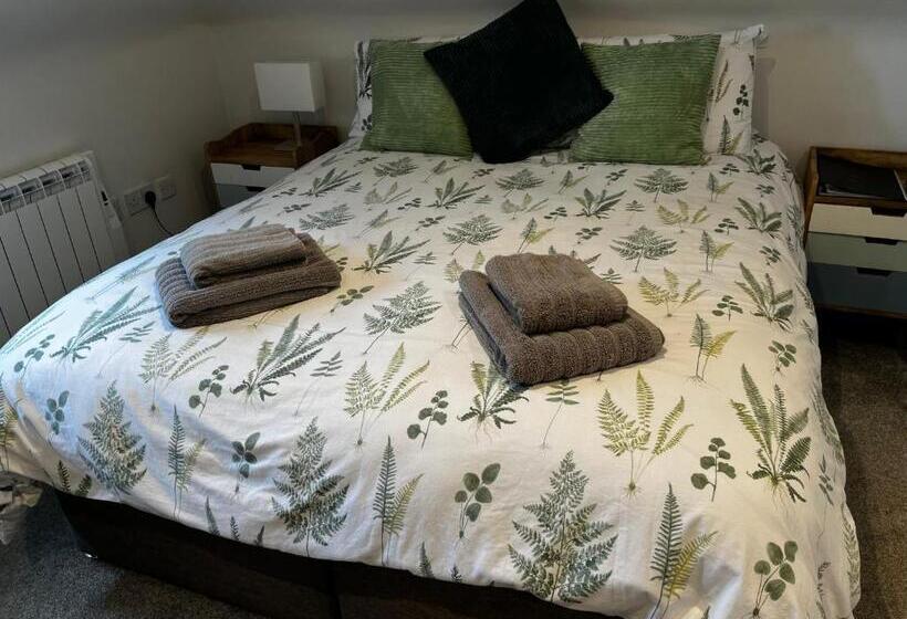 Camera Standard, The New Wheel Inn