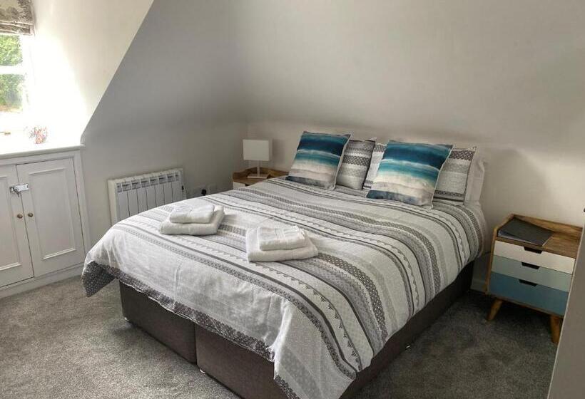 Camera Standard, The New Wheel Inn