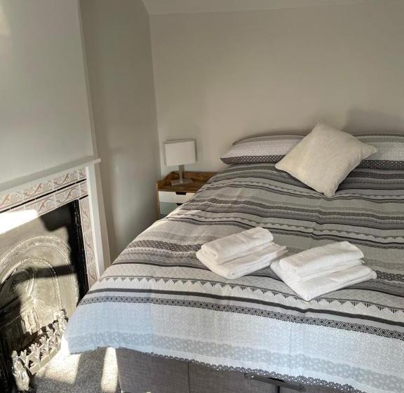 Camera Standard, The New Wheel Inn