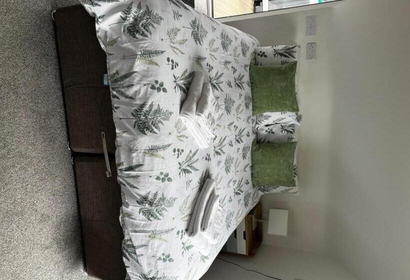 Camera Familiare, The New Wheel Inn