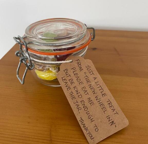 Camera Familiare, The New Wheel Inn