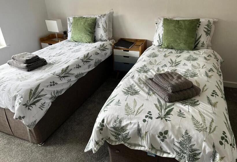 Camera Standard, The New Wheel Inn