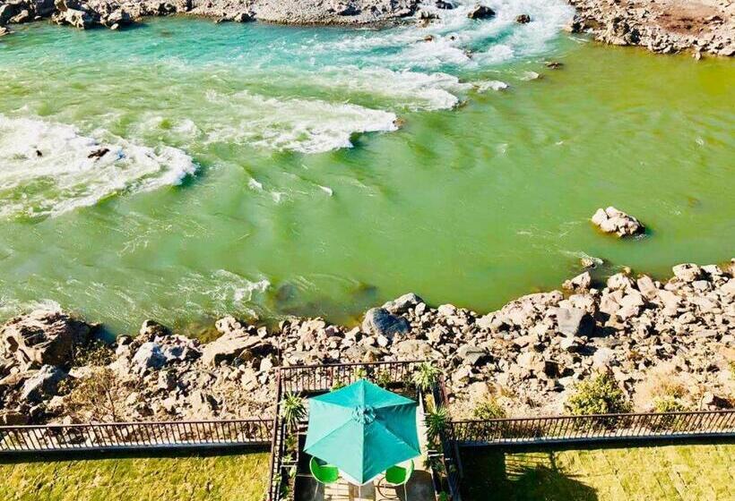 اتاق لوکس, La Orilla Muzaffarabad