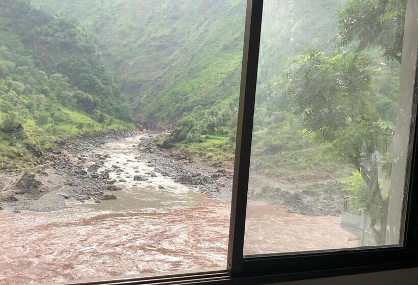 اتاق استاندارد سه تخته با بالکن, La Orilla Muzaffarabad