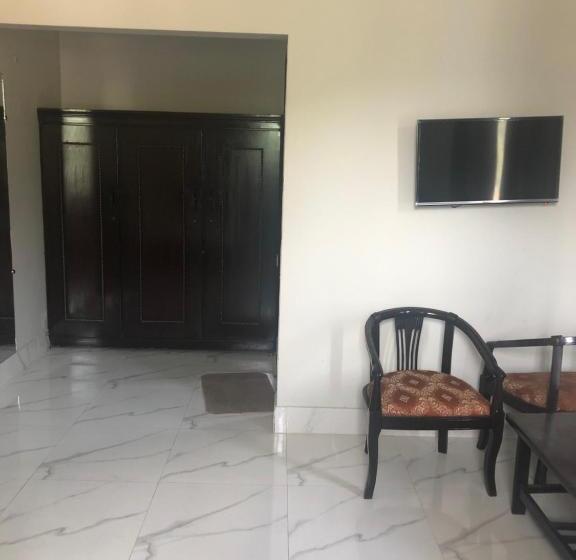 اتاق استاندارد سه نفره, La Orilla Muzaffarabad
