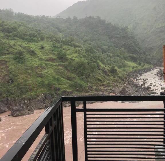 سوییت سوپریور با چشمانداز دریا, La Orilla Muzaffarabad