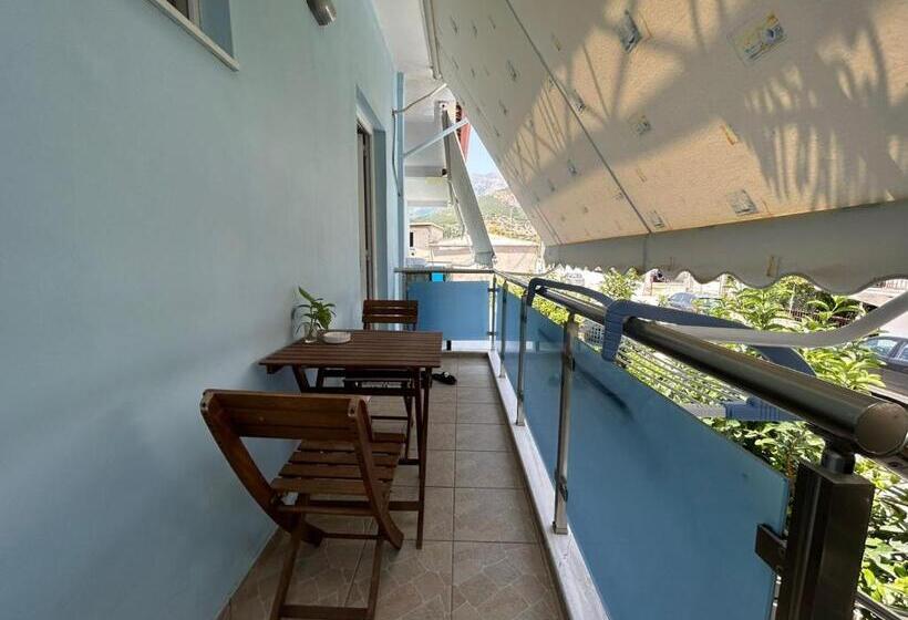 חדר סטנדרט לשלושה עם מרפסת, Garden Holiday Studios