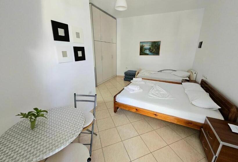 Трехместный Номер Стандарт с Балконом, Garden Holiday Studios