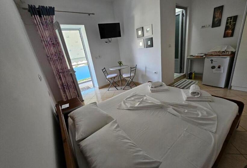 חדר סטנדרט לשלושה עם מרפסת, Garden Holiday Studios