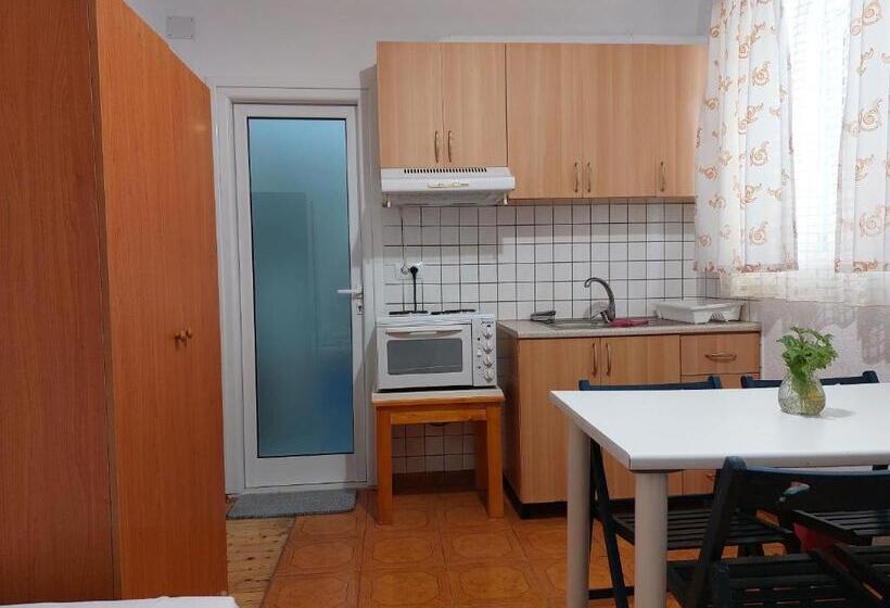 חדר משפחתי, Garden Holiday Studios