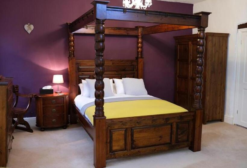 家庭小型套房, Rowrah Hall