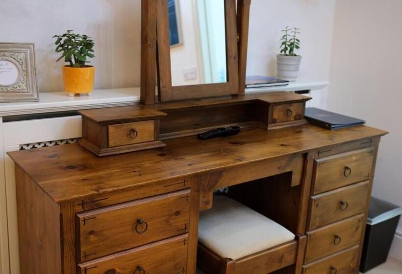 家庭小型套房, Rowrah Hall