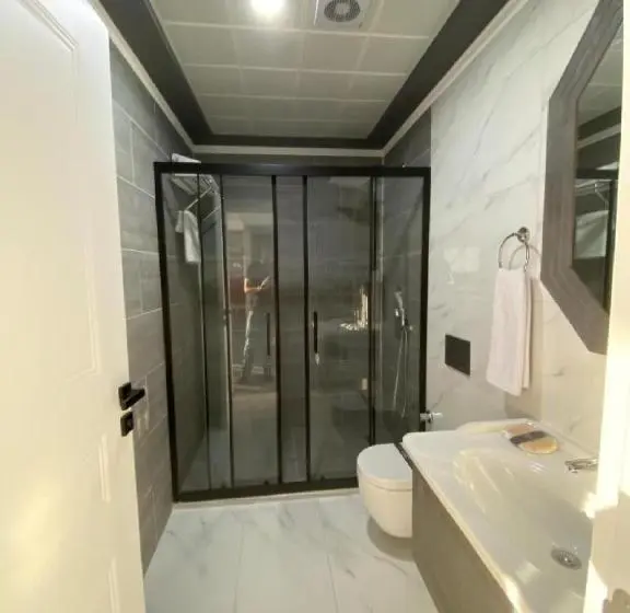 Suite Familiare, Nenessa