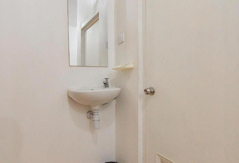 غرفة قياسية, Reddoorz Near Prujakan Station Cirebon