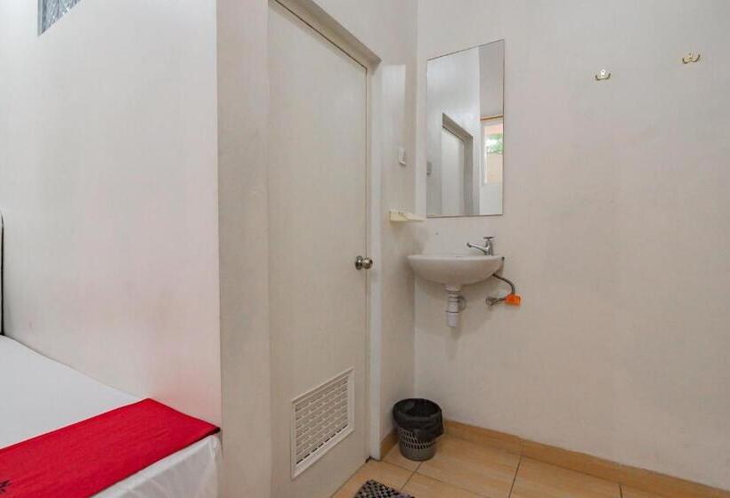 Номер Стандарт, Reddoorz Near Prujakan Station Cirebon