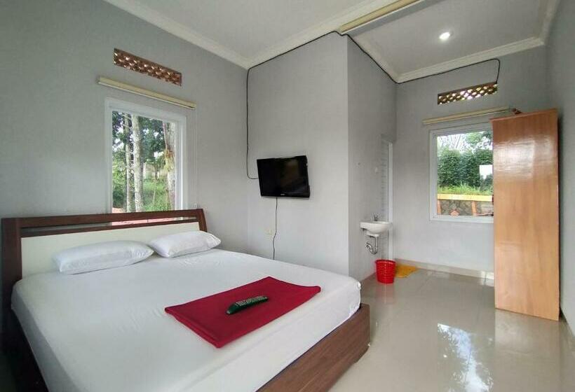 Deluxe Rum, Villa Batu Tua Puncak Mitra Reddoorz
