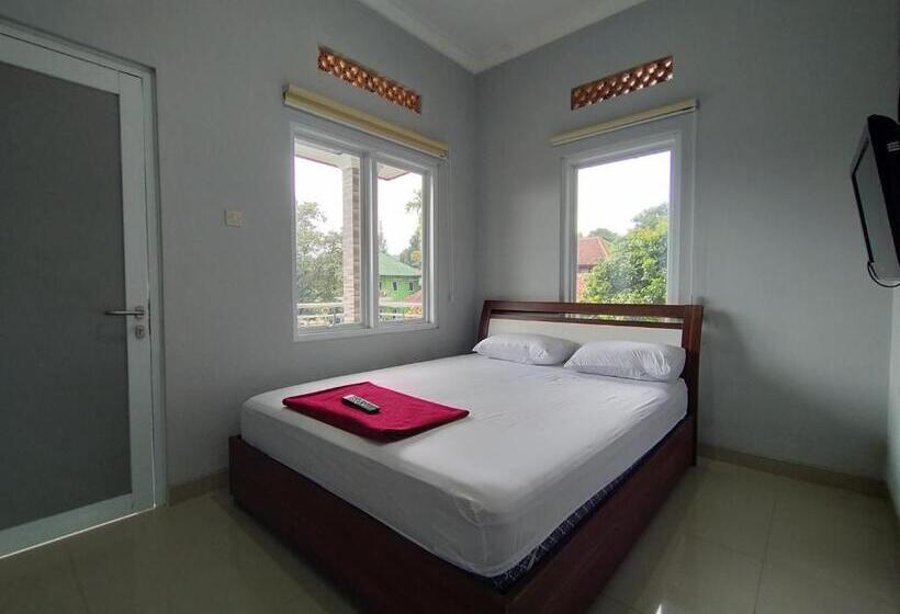 Deluxe Rum, Villa Batu Tua Puncak Mitra Reddoorz