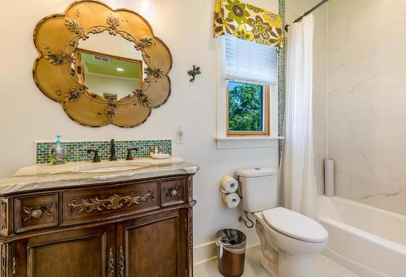 جناح سرير كينج, De La Bleau B&b