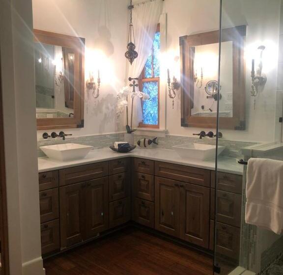 جناح سرير كينج, De La Bleau B&b