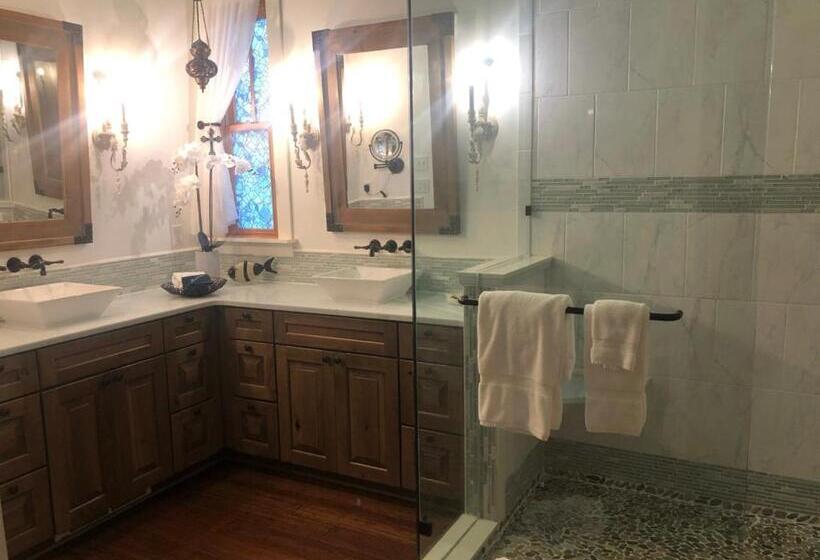 带大床的套房, De La Bleau B&b